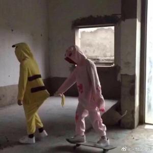 公交车被多人伦㢨吃
