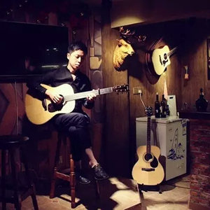 公交车被多人伦㢨吃
